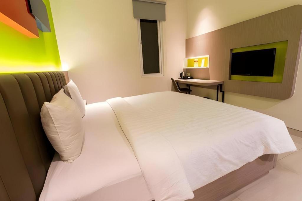 Zoom Dharmahusada Hotel Surabaya Buitenkant foto