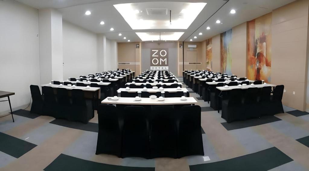 Zoom Dharmahusada Hotel Surabaya Buitenkant foto