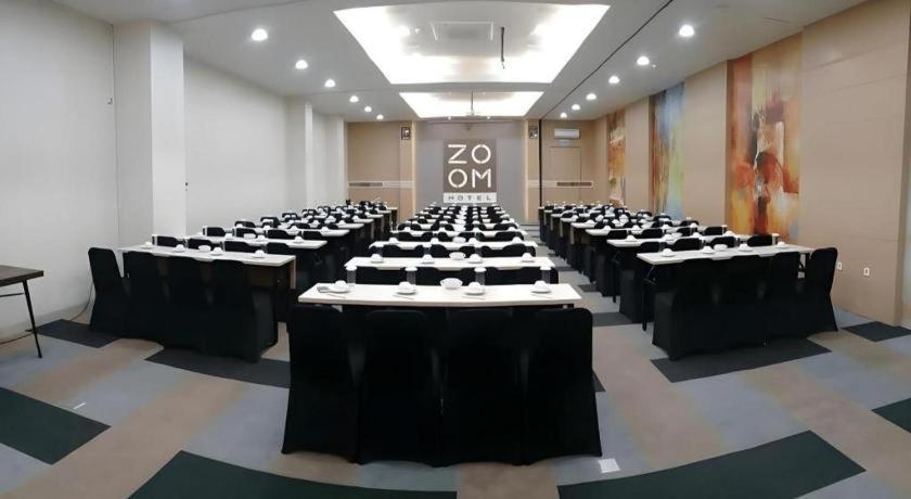 Zoom Dharmahusada Hotel Surabaya Buitenkant foto
