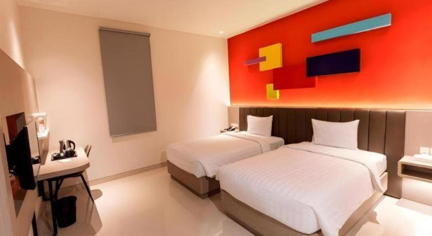 Zoom Dharmahusada Hotel Surabaya Buitenkant foto